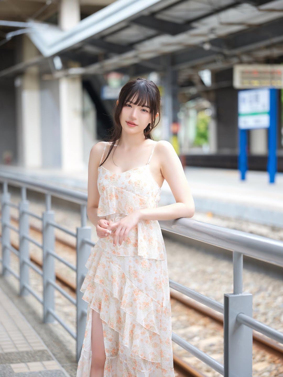 在车站等车，穿着碎花连衣裙，清新自然，心情愉悦。美女究竟能有多美分享美女穿搭服
