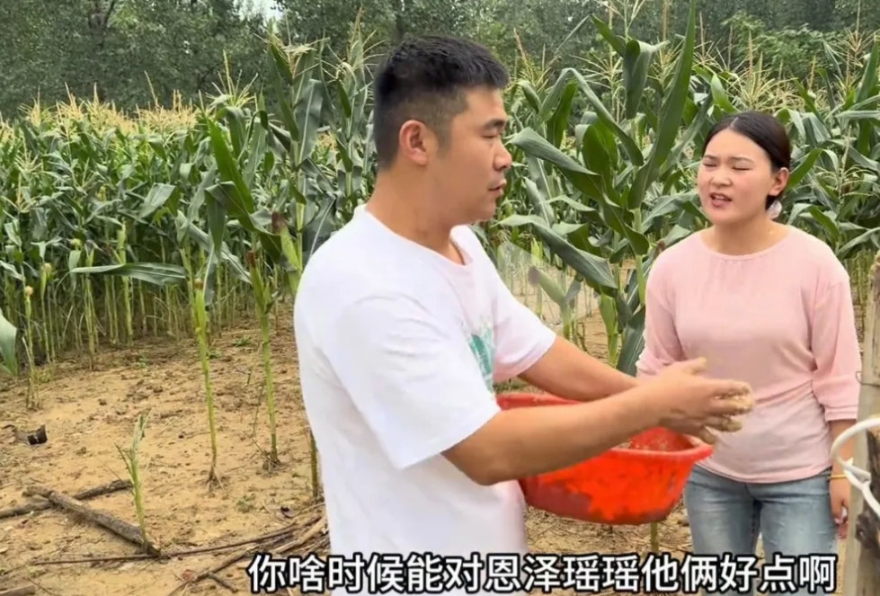 雨露狠狠地数落阿杜干的啥事啊！因为阿杜动手打了恩泽，李佳不满阿杜，数落阿杜各种