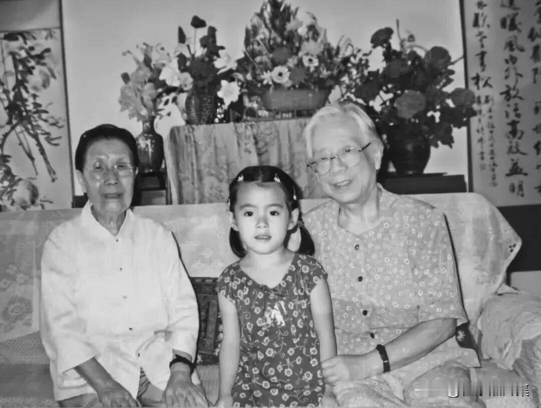 张闻天同志夫人刘英(左)和胡耀邦夫人李昭(右)以及孙女的合影。刘英和李昭都是坚定