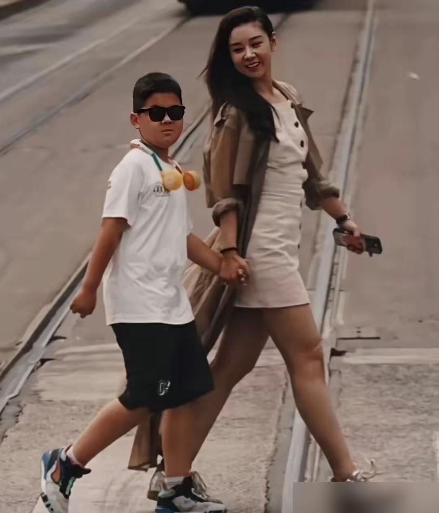 李小萌胖了30斤生图炸锅，大腿粗到连亲老公都认不出？网友却全跪了！普吉岛老