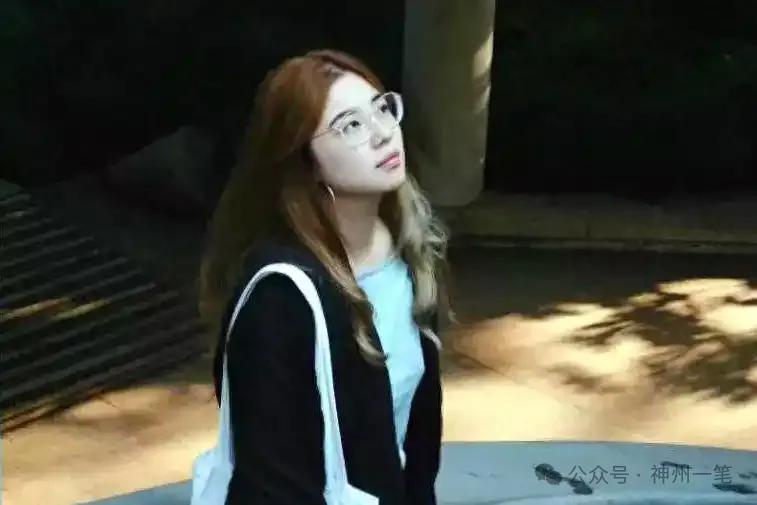 据说，射墨大师邵岩的美女徒弟蒋涵萱擅长“以身代笔”，其走火入魔的“爬行书法”看着