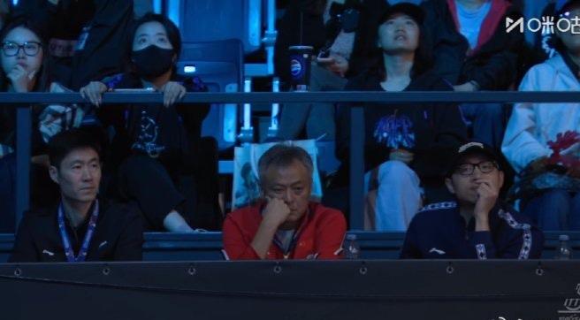 梁靖崑0:3输给罗马西亚选手，中国乒乓球大佬们在看台上真的都愁坏了，我们乒乓球什