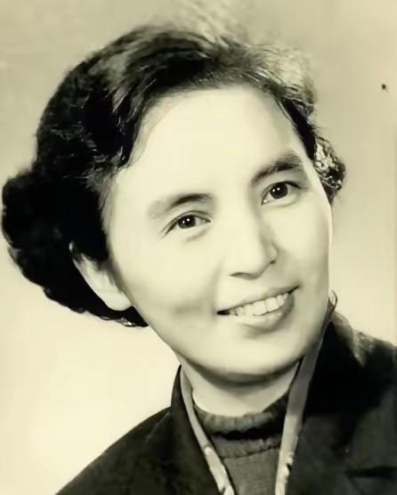 1940年，叶飞正睡觉，参谋忽然敲门，说泰州城来了一挺漂亮的女的，一定要见他。美