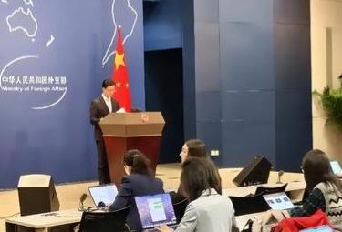 在北京的外交部例行记者会上，向来以克制著称的中国官方表态，突然“换了语气”。郭嘉