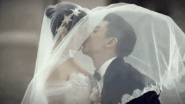 2016年7月19日，陈晓和陈妍希在北京雁西湖边举行婚礼，婚礼上的“婚纱吻”火遍