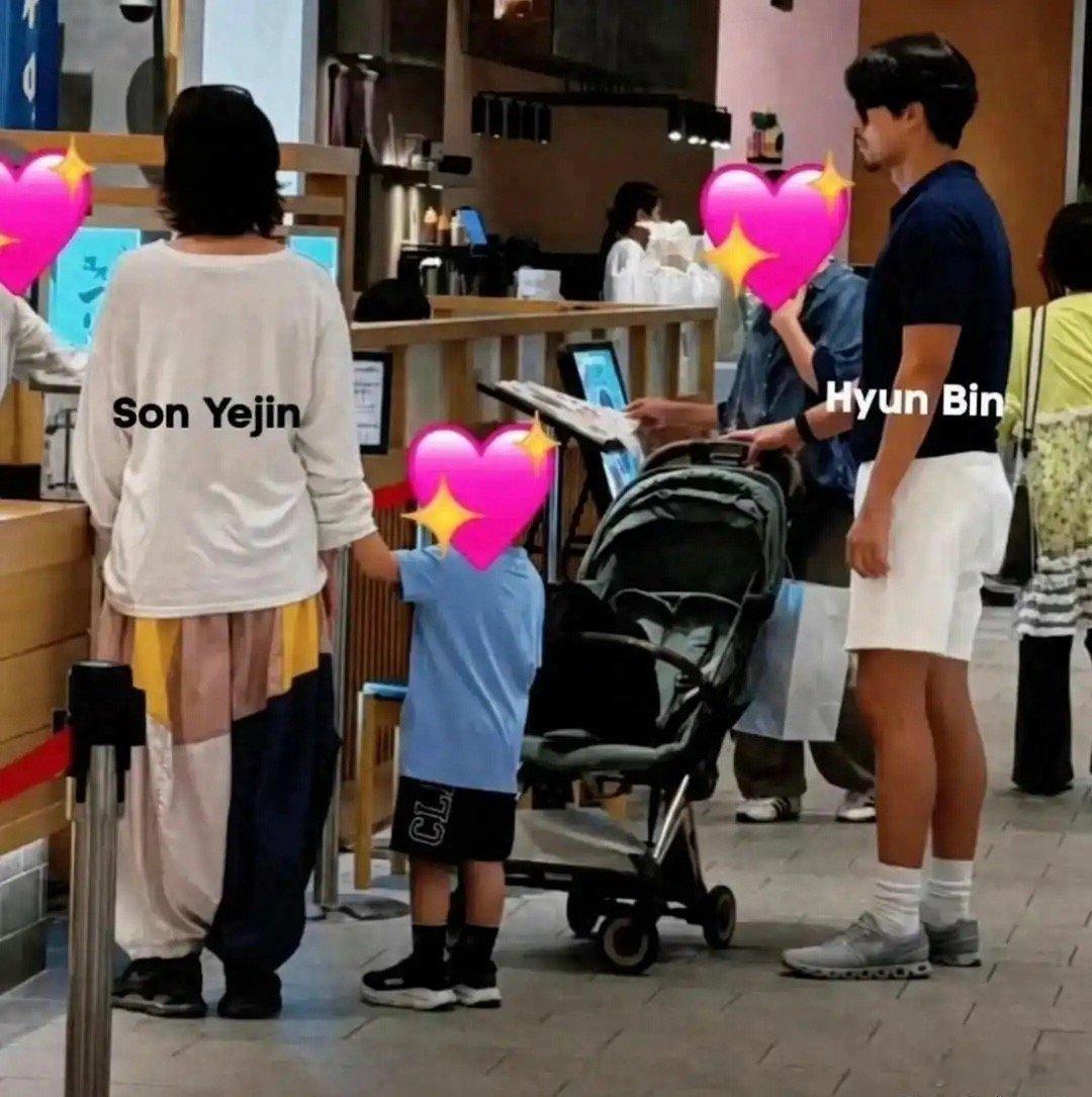 孙艺珍玄彬日本街头带娃，3岁儿子个头高身板结实，偷捏妈妈胳膊太萌​