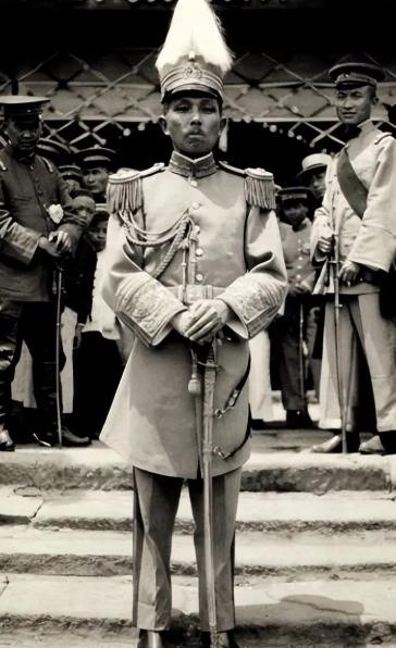 1934年，军阀杨森在成都某学校视察的时候，留意到一个女学生很漂亮，正准备去搭讪