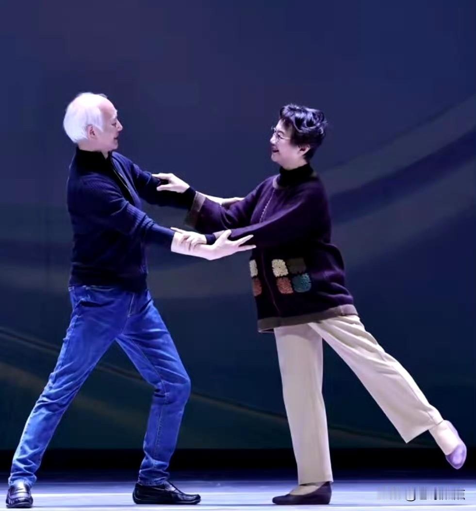 你知道这两位老年舞者是谁吗？看到图二就明白啦