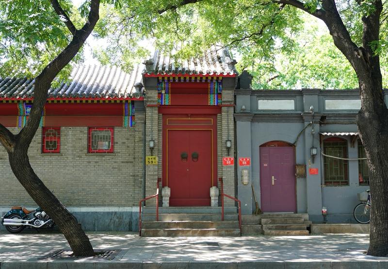 当年成龙来内地拍戏，发现北京的四合院居然只要五十万一套，这个价格对他来说实在