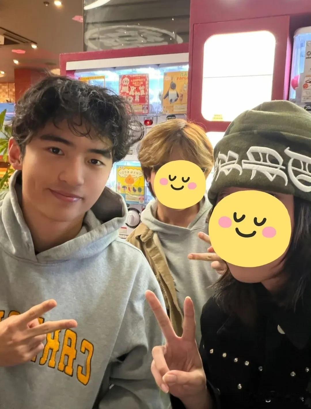 谢霆锋大儿子Lucas现身悉尼度假，19岁的他，眉眼神似爸爸谢霆锋，挺帅气的。