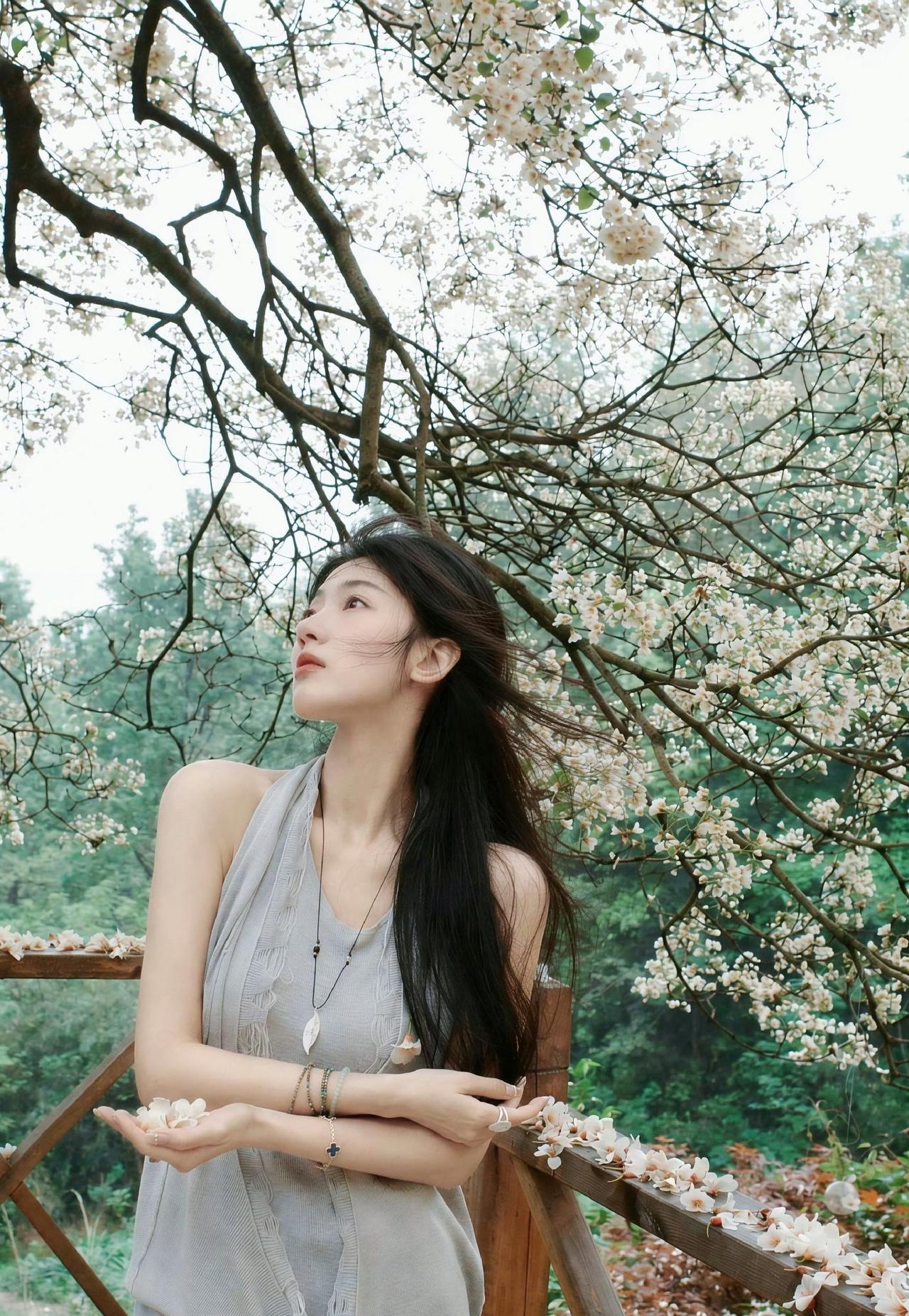 白花落满肩头，也落进了春日的温柔里。这一刻，只与风、与花、与自己，安静相处。