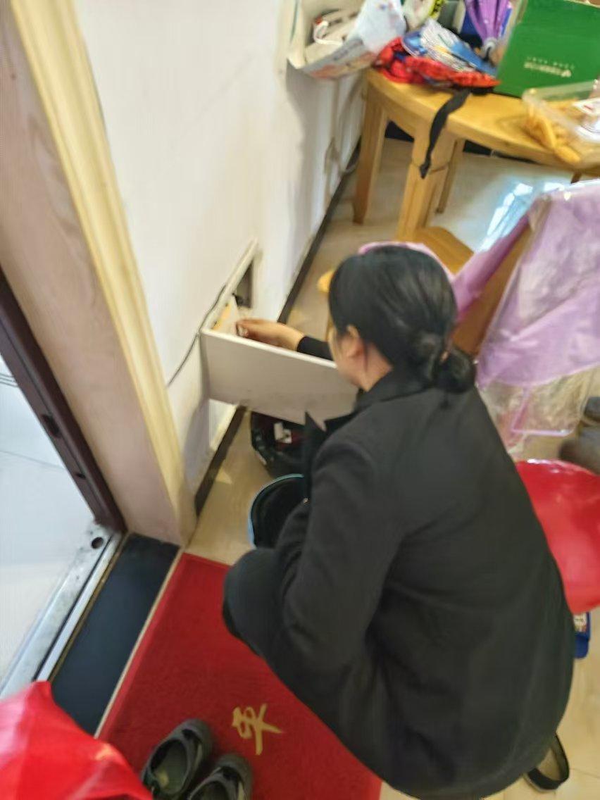 上周去温泉中心营业厅给老母亲交话费，顺口提了句她总抱怨手机反应慢。没想到第二天，