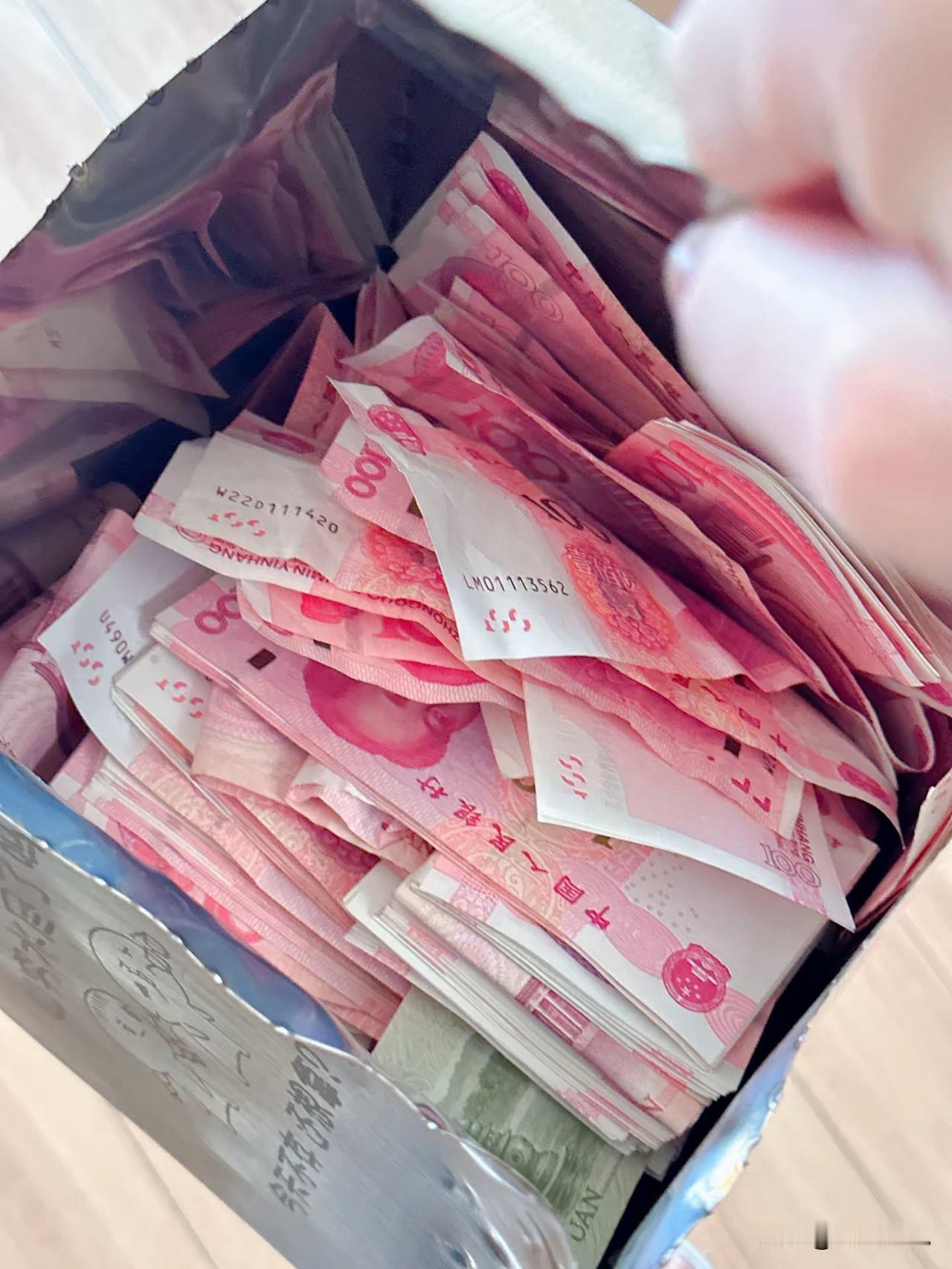 为这份子钱，闹了快一年，我跟老公结婚也快一年了，办婚礼期间，两边随的份子钱，快接
