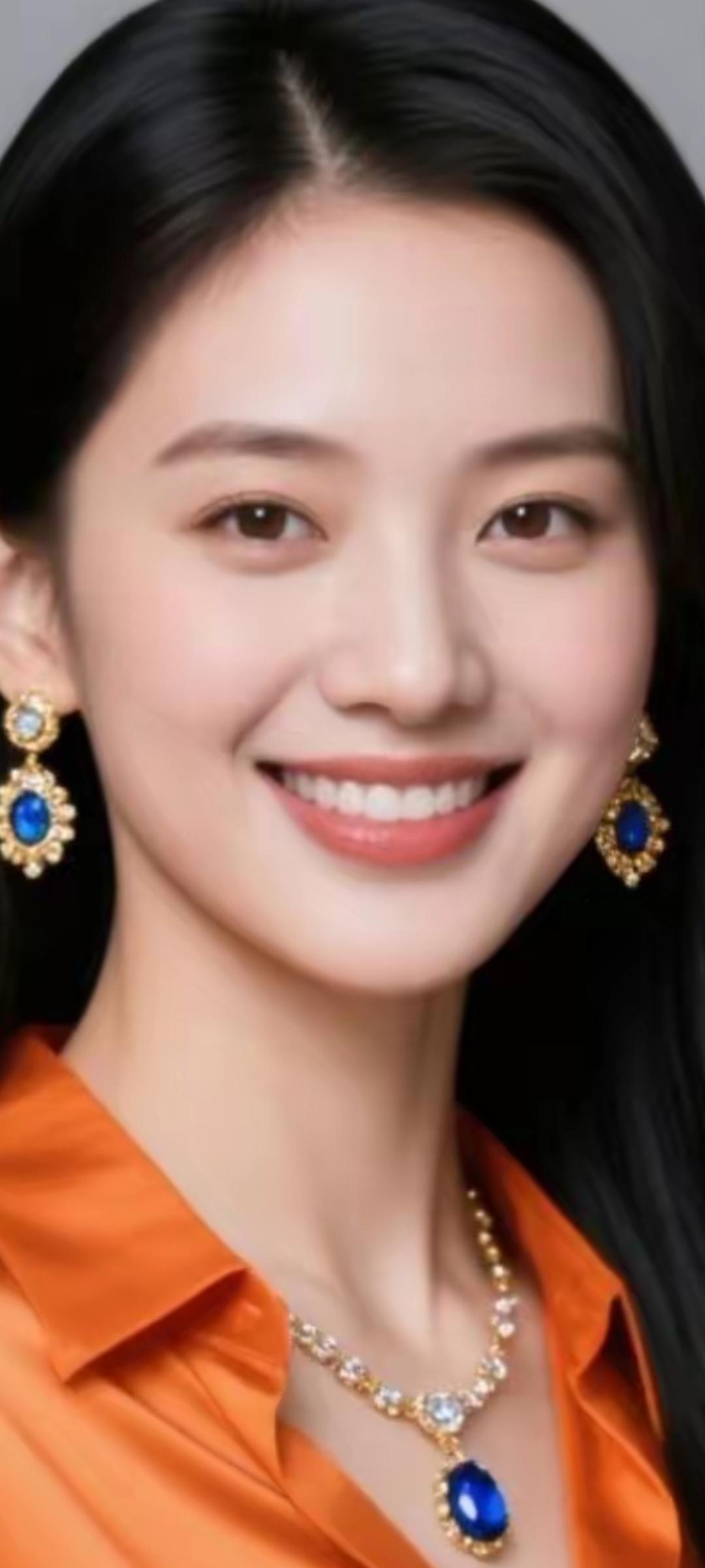 优雅气质，蓝宝石闪耀，微笑动人！💎😊