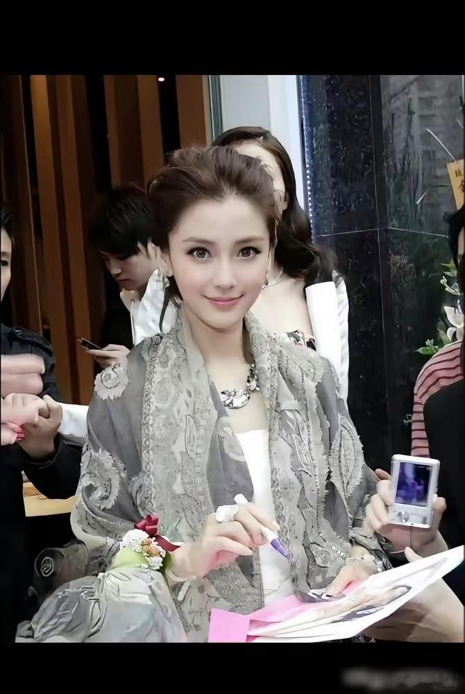 资本圈已经没人带杨颖玩了。安慕希给了白鹿，骆驼给了白鹿，连跑男常驻也塞给了别人。