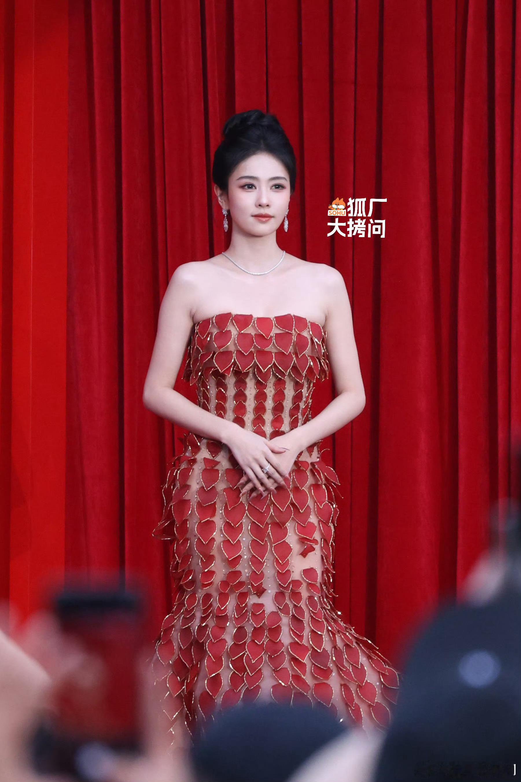 白鹿身上好多爱心白鹿时尚芭莎红毯第二套