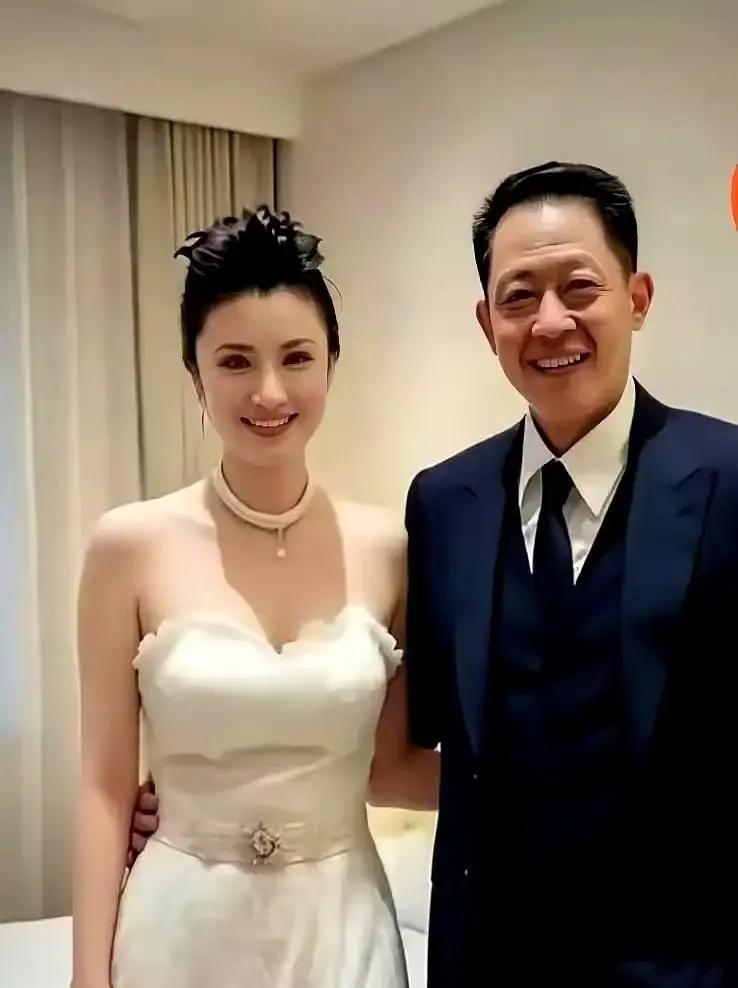 2008年，身价5个亿的陈坚红把B超单往王志文面前一拍：“我自己生，你爱认不认。