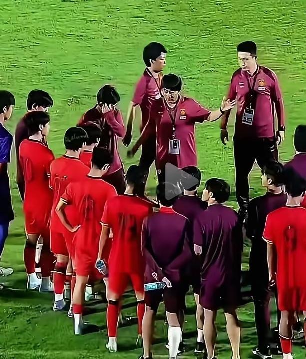 中国足球终于迎来明白人！U17国少队日籍主帅浮嶋敏，正用一套日式严谨打法重塑这支