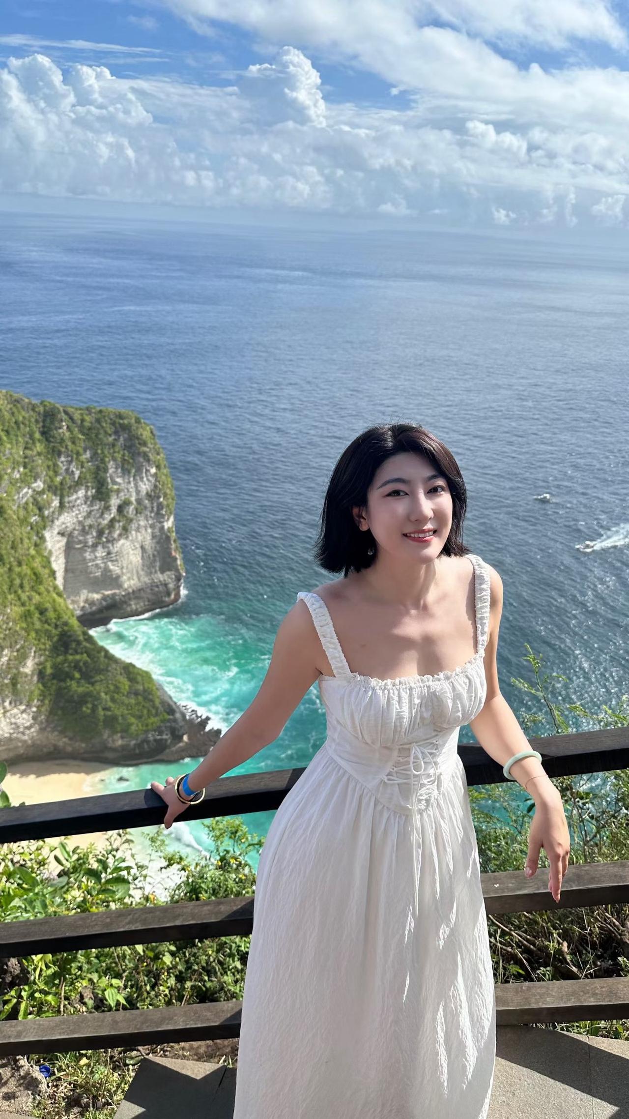 巴厘岛海边漫步，裙摆飞扬，享受海风拂面的美好时光。🌊👗🌞温柔的海边风海边