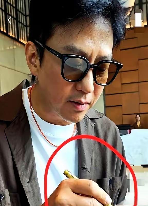 一个在邓超身边工作过的化妆师朋友偷偷说，她说邓超私下根本就不是电视上那样的！有