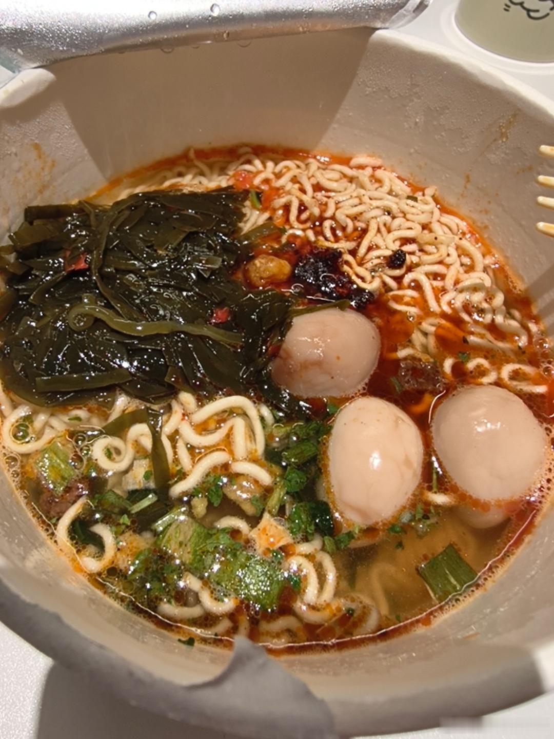 在广东来了三个多月感觉啥都不好吃啊粤菜也不好吃，猪脚饭螺蛳粉也吃腻了连泡面都比外