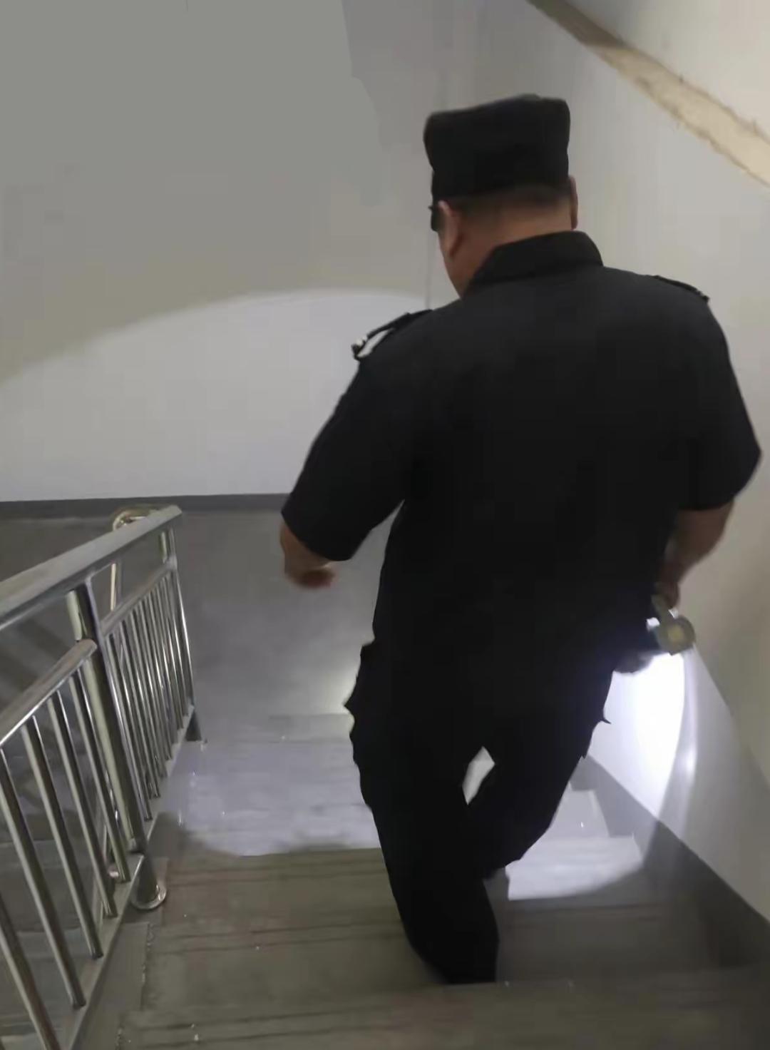 我们这里来了一个新保安，他来了以后竟然直接要求上夜班。大家都知道上夜班是不能睡觉