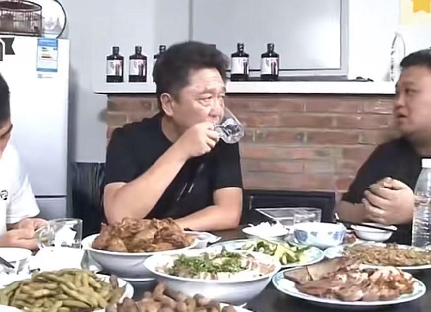 喝酒，抽烟，烫头，是于谦的标签，喝酒更是每顿不能缺！很多喝酒的人都这样，点一