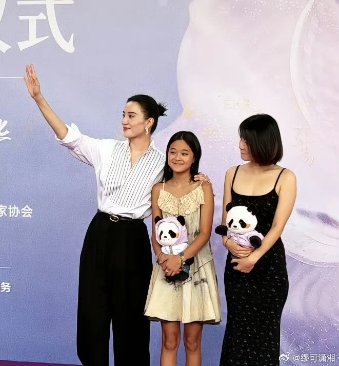 曾慕梅完美继承梅婷的气质曾慕梅和妈妈是一个模子出来的吗眉眼、气场如出一辙，曾慕梅