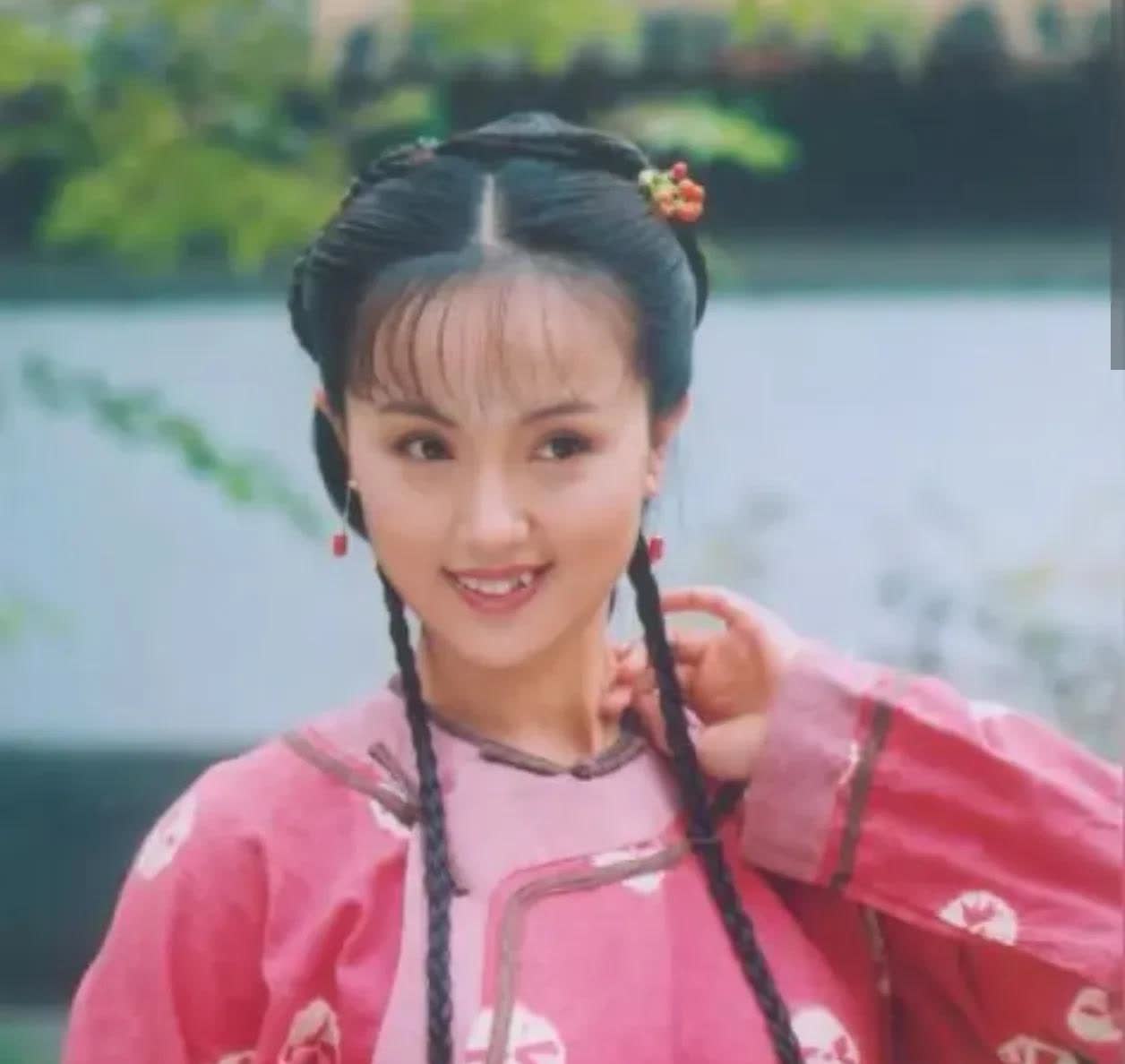 上午，我哭了。为了她——一个干净，质朴，善良，阳光，爱笑的邻家女