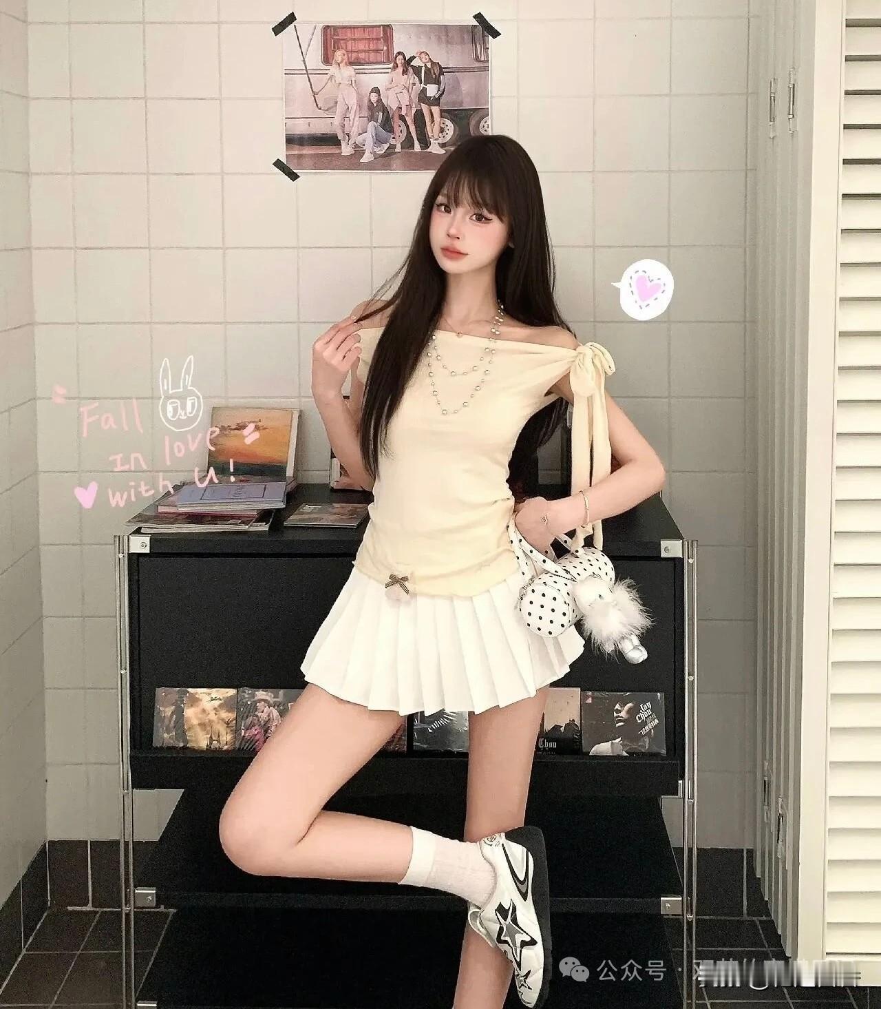 甜美少女风，优雅露肩上衣搭配白色短裙，清新又迷人！