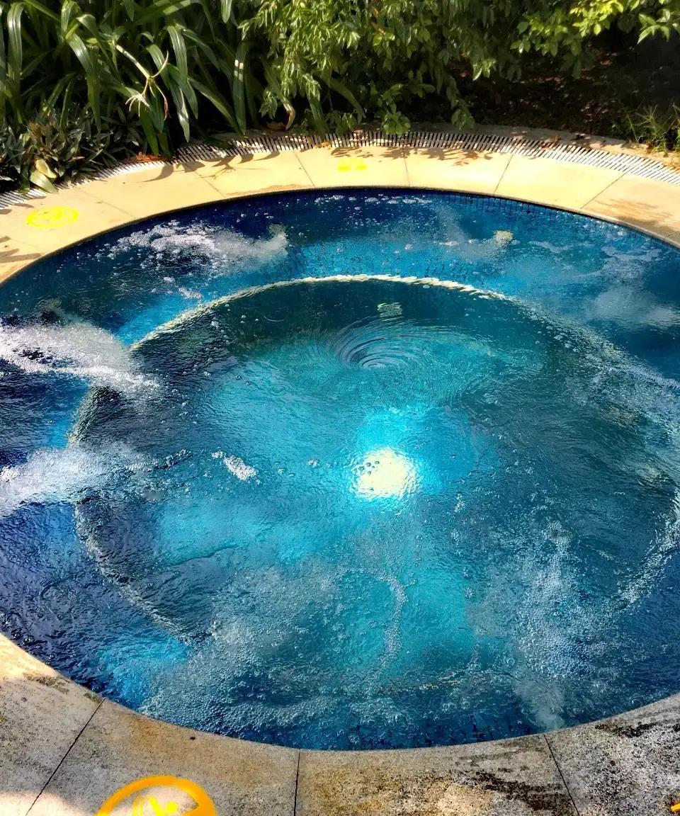 刷到个离谱的对比。大年初一飞三亚，经济舱单程一千二起步，还得靠抢。才隔三