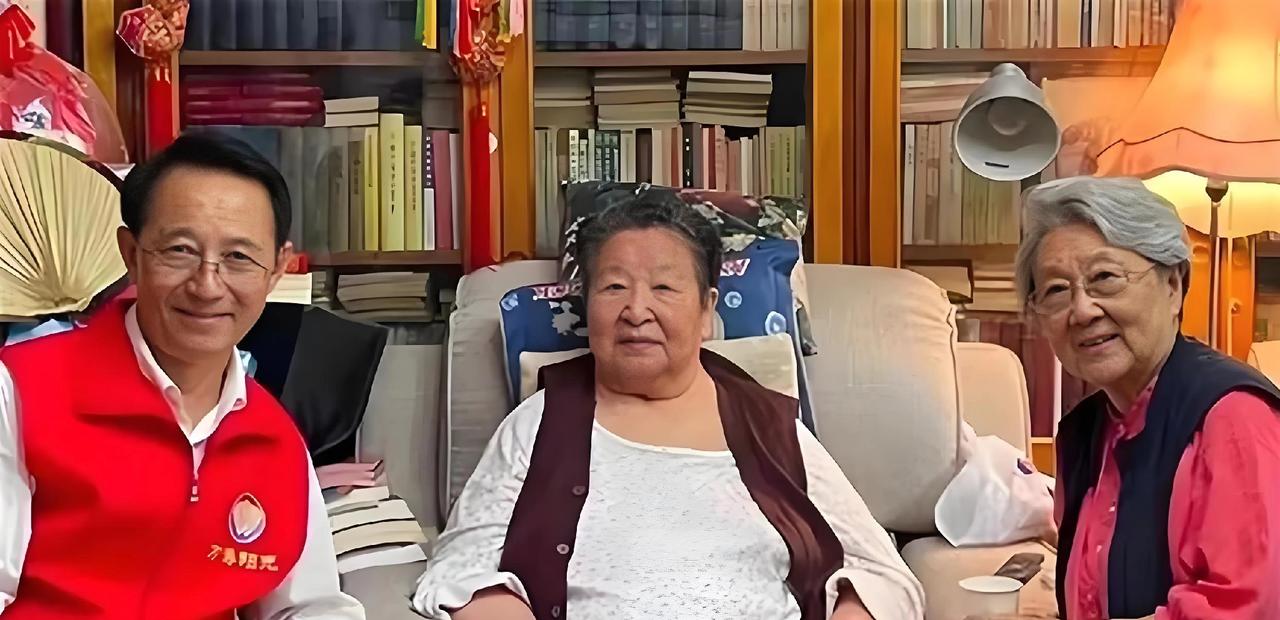 坐在轮椅上的老人，就是毛主席最小的女儿——李讷。今年她已经八十五岁了，岁月在她身