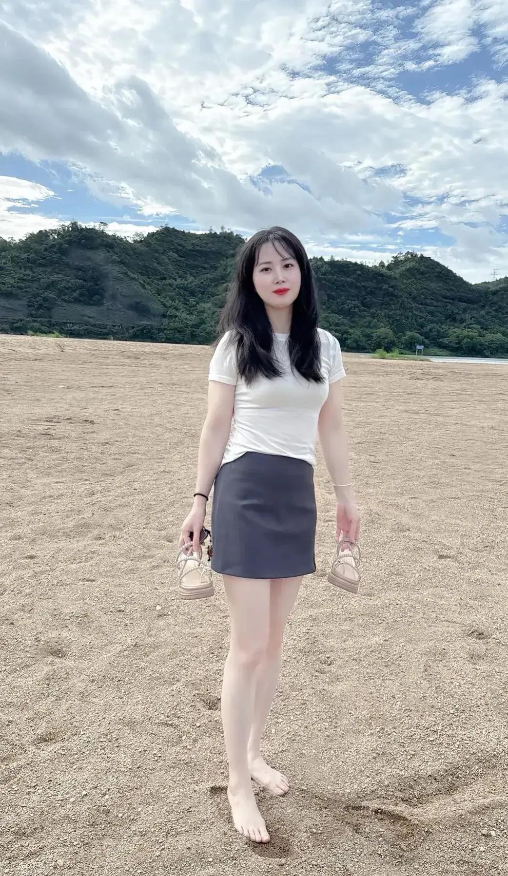 阳光明媚，沙滩上好放松。