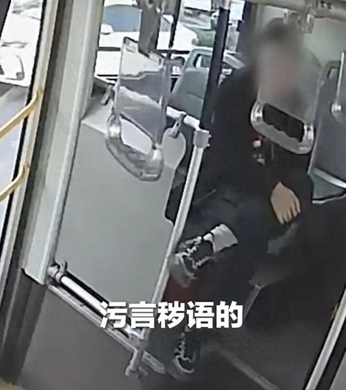 天津595路公交车上的一幕，让全网直呼“太解气”！5月6日报道，天津