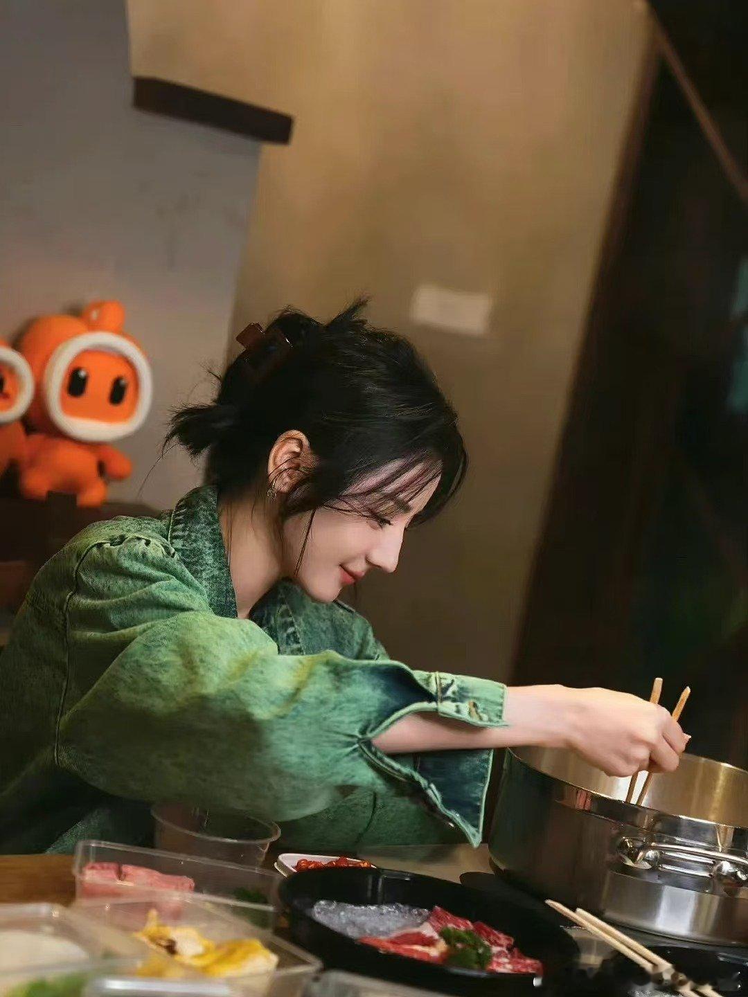 迪丽热巴曾说想和粉丝一起吃火锅迪丽热巴说的火锅局实现了念念不忘必有回响，曾经想和