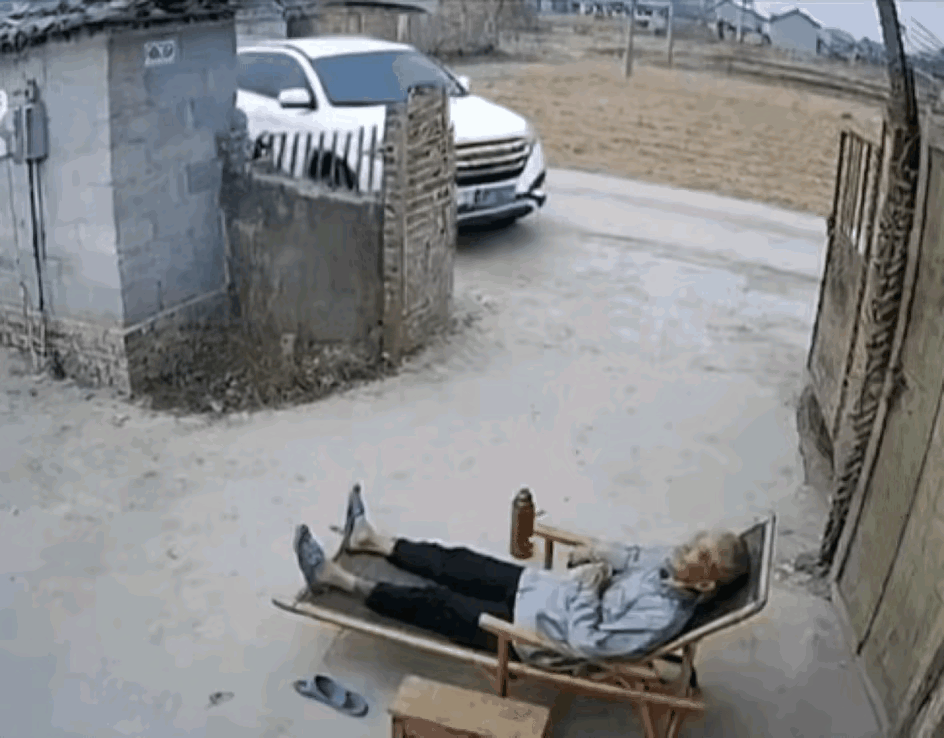 差点把大爷送去见太奶，还好大爷反应快，还一脸懵逼状态