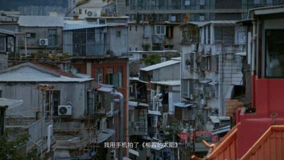 持续20年做安静的记录者在喧嚣之外，有人用镜头作笔，静静地把世界的呼吸装订成册