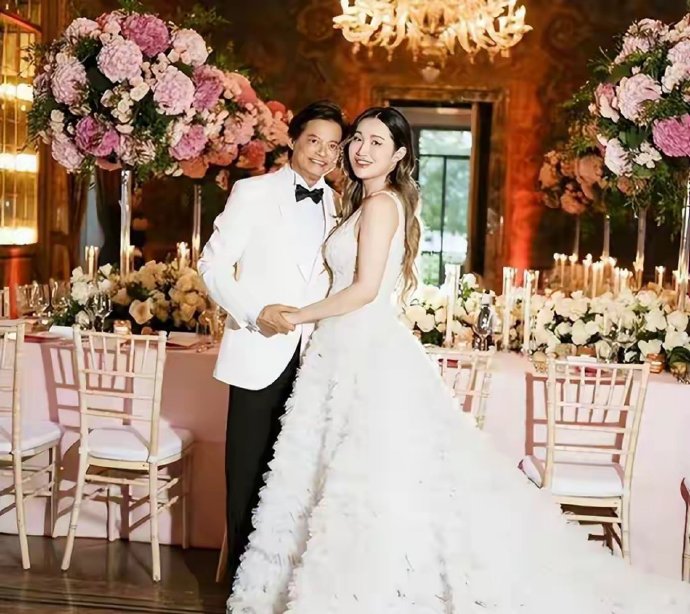 66岁莫华伦再婚后秀恩爱！