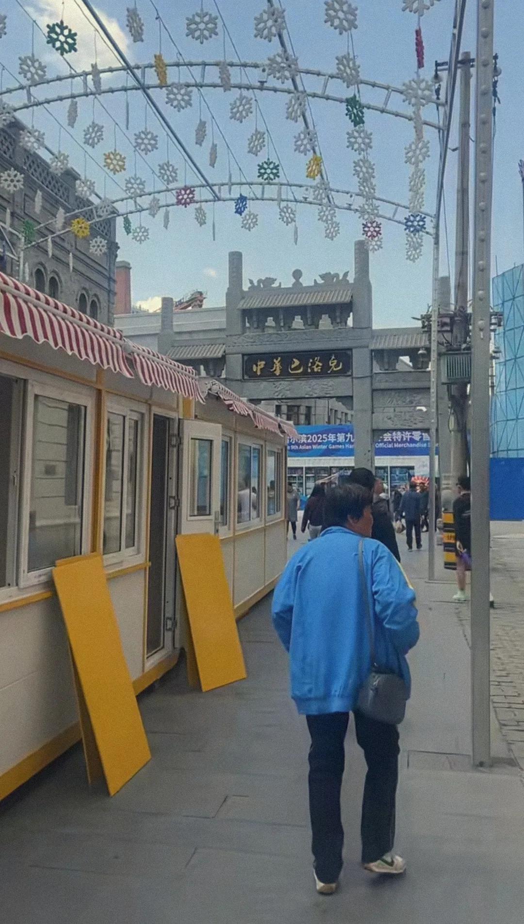 最近有热心市民发现哈尔滨中华巴洛克过道中间建设了一排小房子，看这样子是准备在这里