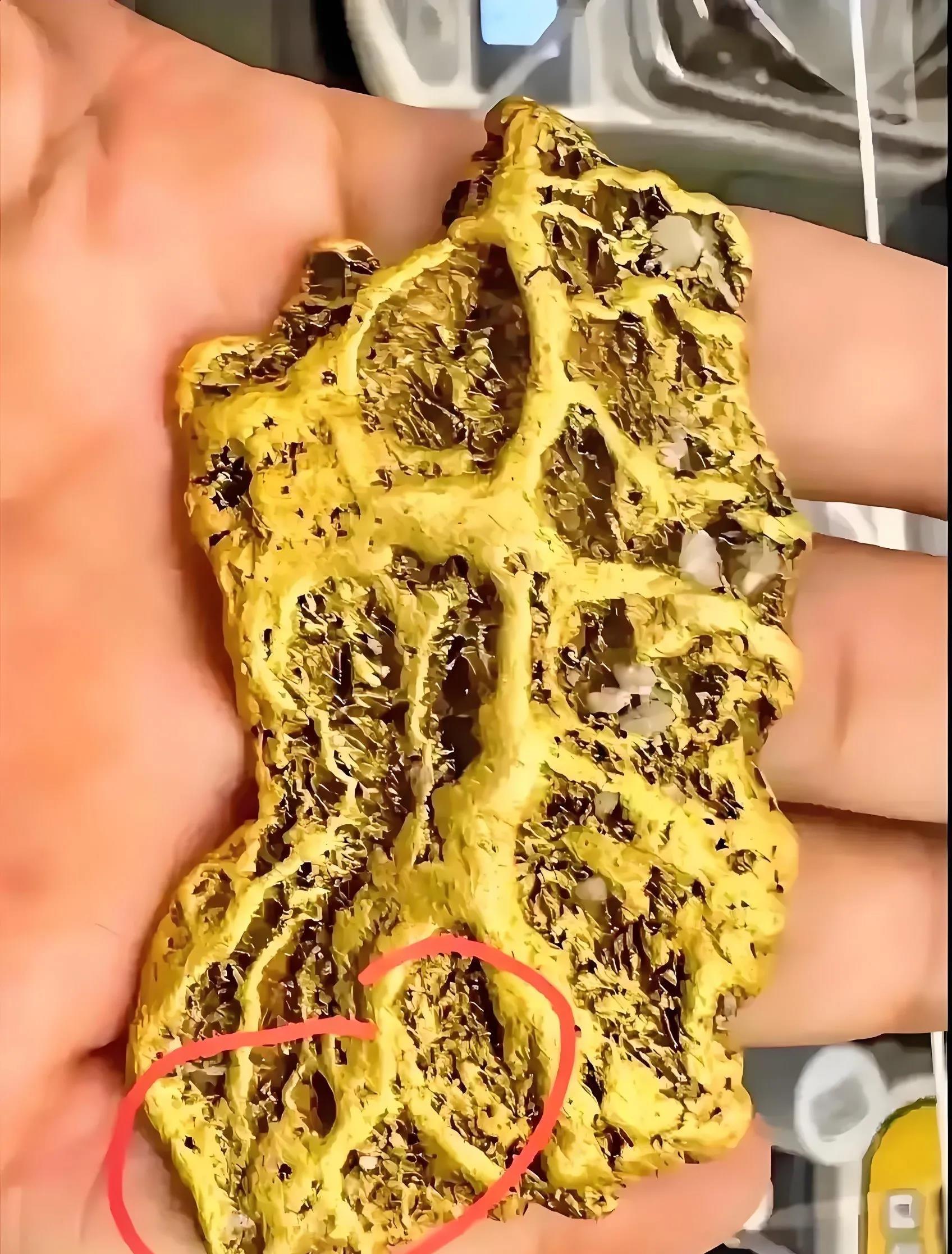 和老公去海边游玩在沙滩里发现在这个，大家看看是不是黄金