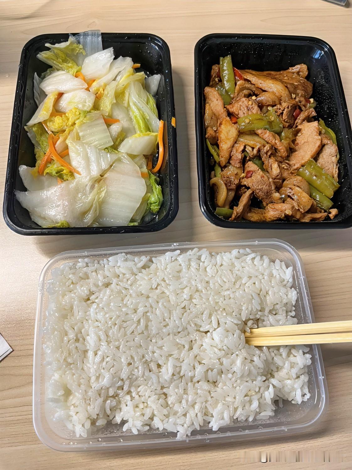 今年上海的餐饮，真的是卷卷卷！中午点了一份外卖，一荤一素，加个米饭，你猜多少钱