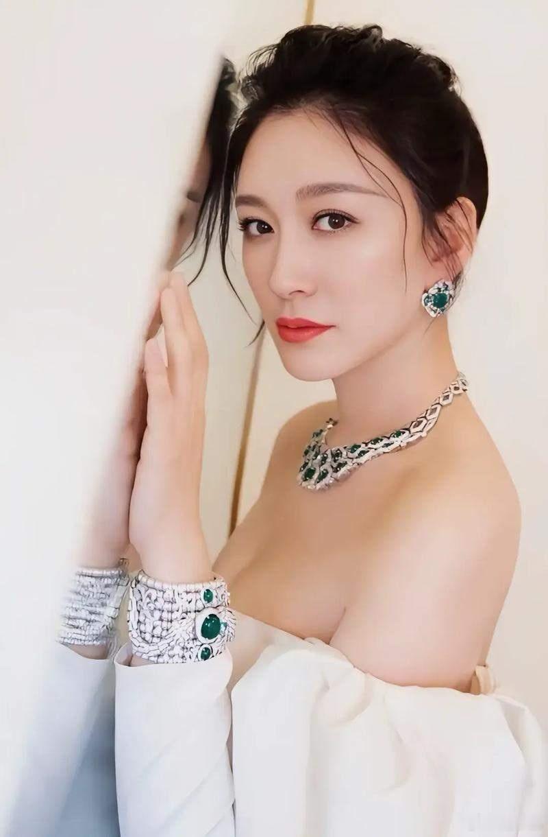 1.李小冉现在是贾乃亮公司的艺人。2.任嘉伦现在把一半事业放在篮球上了，合作了很