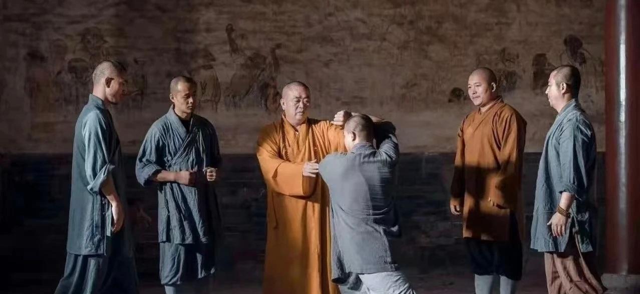 这是少林前方丈释永信指导少林武僧们练武。这些武僧能接受释永信在武术上的指导，可见