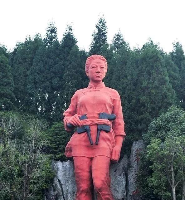 1941年，21岁的女战士莫林被俘，眼看就要被活埋。敌人问：“你认识莫林吗？”莫