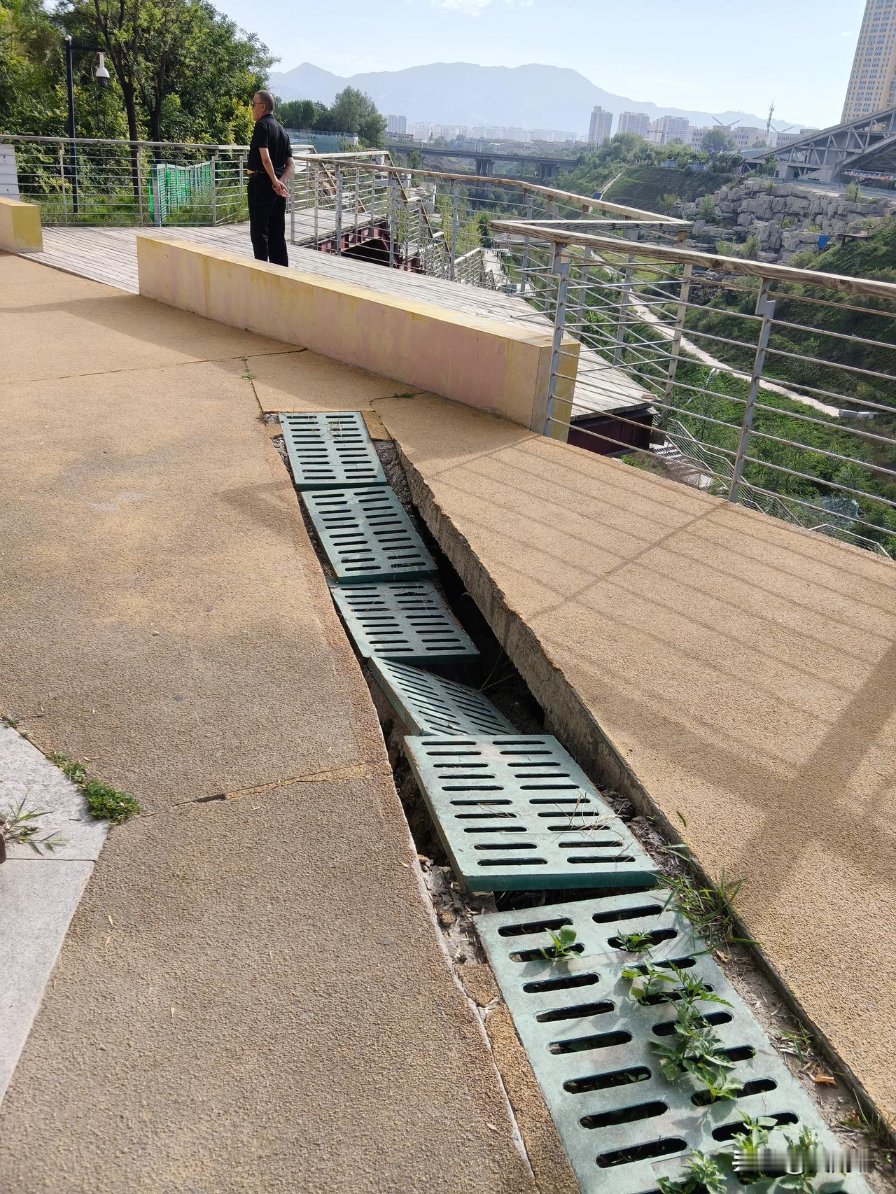 去兰州彭家坪都市文化休闲园一期，有很多这样地面塌陷坏的地面，也没有人管。希望相