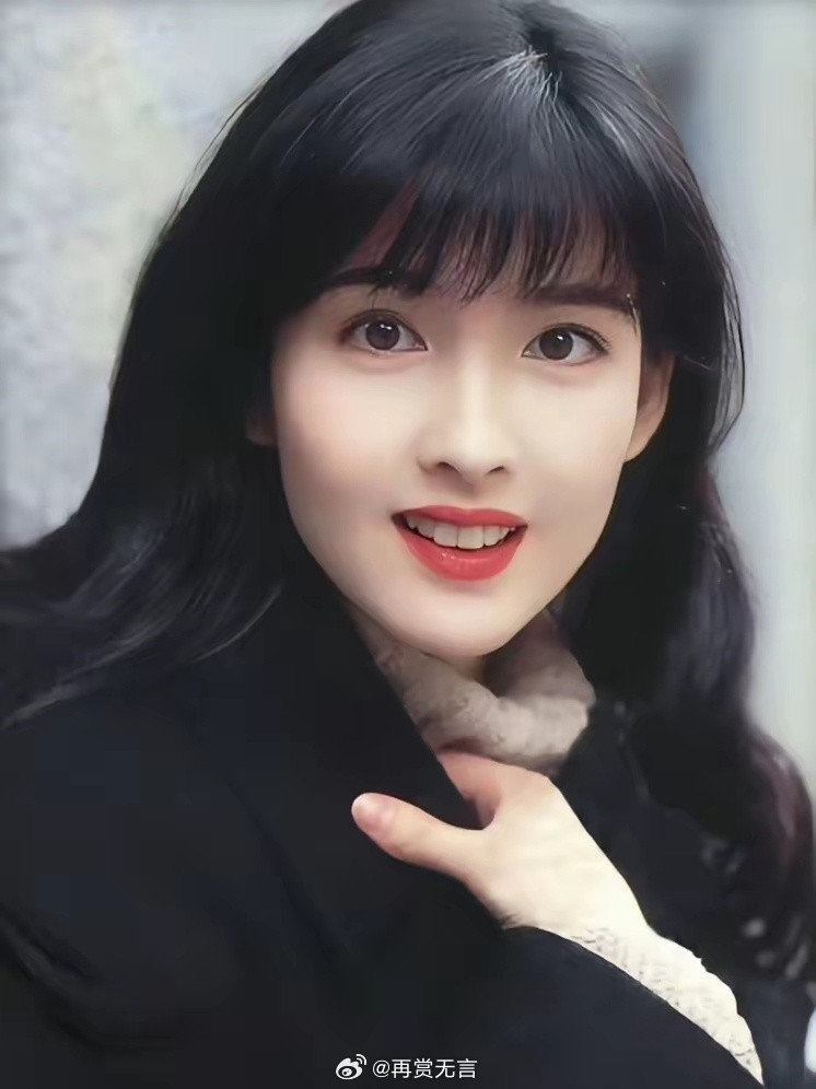 周慧敏居然也躲不过岁月的痕迹，曾经的绝美女神，也在慢慢变老。