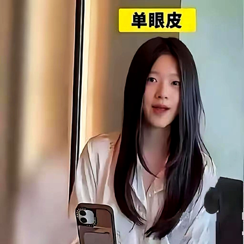 大S和汪小菲的女儿小玥儿最新近照曝光，乌黑长发加高挑脸型完美复制妈妈，单眼皮又神似爸爸，这底子直接把