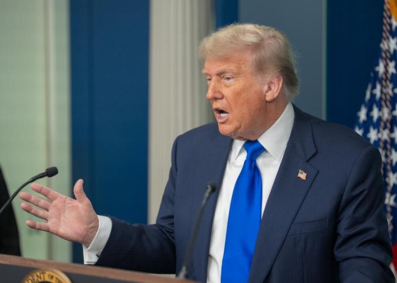 特朗普开始“明抢了”！当地时间16日，特朗普下了道命令，要全面封锁所有进出委