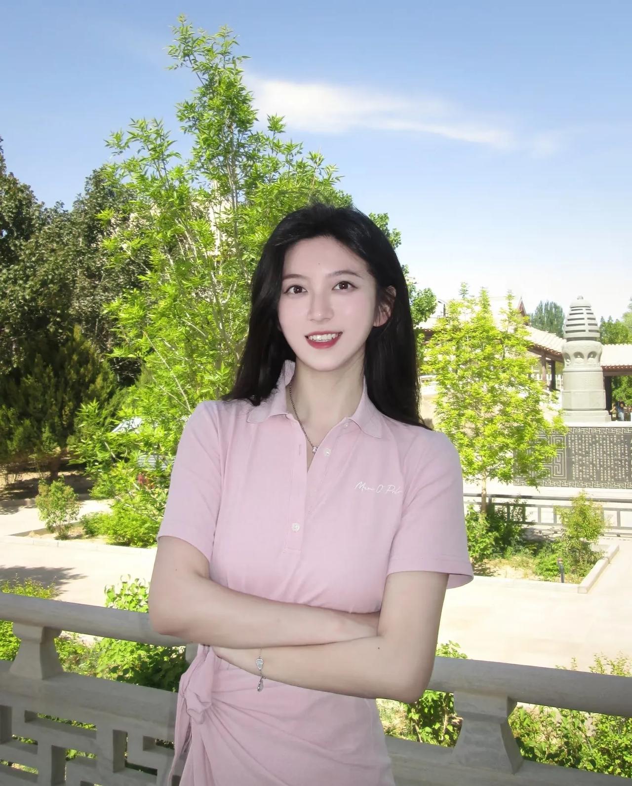 阳光明媚的午后，微笑的少女与绿意盎然的公园相映成趣。