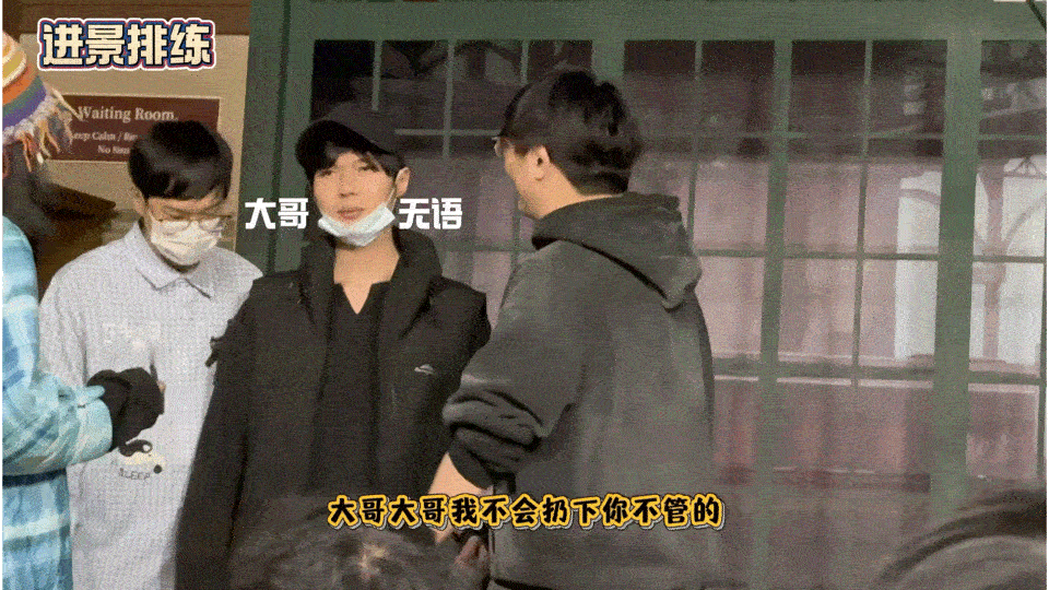 镜头外的左凌峰聚光灯下，他的光芒万丈，但台下的温柔更为珍贵。每一次闪耀，都藏着无